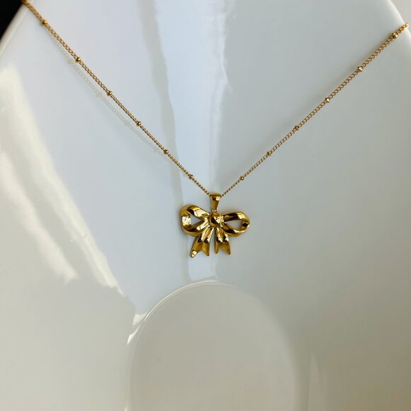 Elegant bow knot 18K gold plated stainless steel necklace, tarnish free - Picture 2 of 3